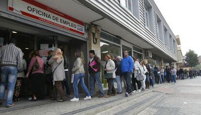 Una gran cola de parados a la puerta de una Oficina de Empleo de Madrid. 