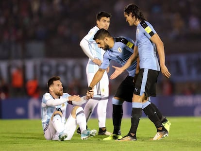 Su&aacute;rez y Cavani ofrecen su ayuda a Messi tras una falta.
