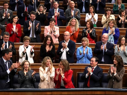 La bancada socialista aplaude durante una sesión de la moción de censura.