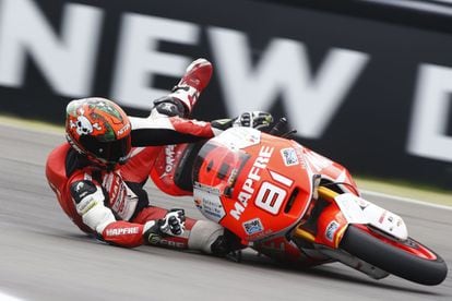 Jordi Torres, piloto de Moto2, cae durante los entrenamientos oficiales del Gran Premio de Holanda.