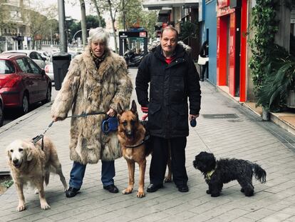 Nines y Paco, matrimonio, pasean a sus tres perros, Nana, Apolo y Chiqui