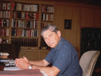 El escritor Arthur Koestler, en su casa de Alpbach, Austria, en una imagen sin datar.