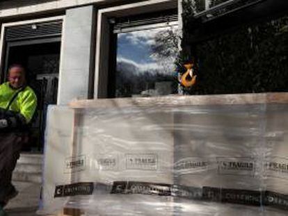 Un trabajador maneja un paquete a una sala de exposición de Cosentino en Madrid.