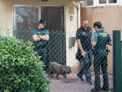 Agentes de la Guardia Civil registran la vivienda de Castro Urdiales (Cantabria) donde vivía la mujer detenida, en octubre de 2019.