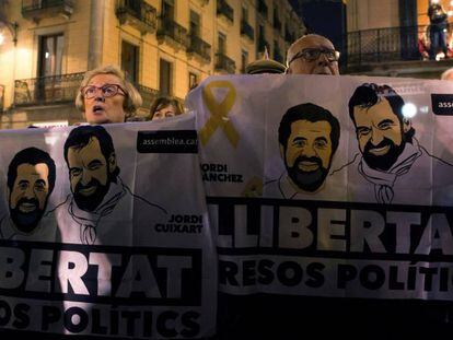 Diversos manifestants amb pancartes demanen la llibertat de Jordi Sànchez i Jordi Cuixart, a Barcelona.