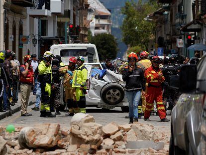 Equipos de emergencia en una zona con afectaciones por el terremoto de este sábado, en Cuenca (Ecuador).