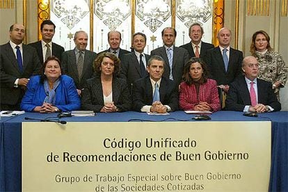 El presidente de la CNMV, Manuel Conthe, sentado en el centro, con los autores del nuevo código.