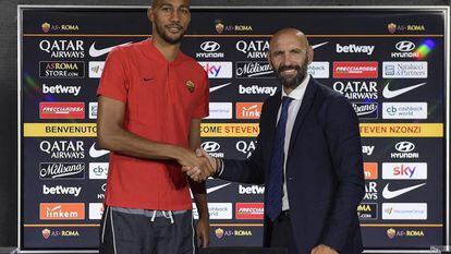 Monchi saluda a N'Zonzi, nuevo jugador de la Roma.