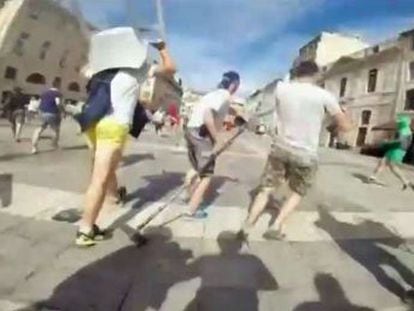 Un aficionado radical de Rusia graba en vídeo la  cacería  de hinchas ingleses el pasado sábado en las calles de Marsella