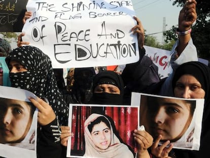 Activistas paquistaníes portan fotos de Malala en 2012, cuando la joven había sido víctima de un ataque talibán.