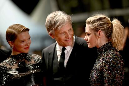 Léa Seydoux (izquierda), Viggo Mortensen y Kristen Stewart, a la salida del Palacio de Festivales después de la proyección de la película 'Crimes Of the Future', el lunes.