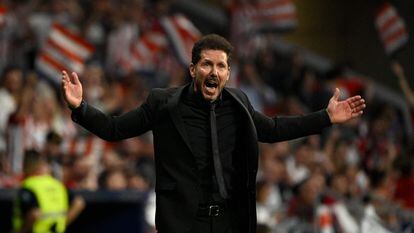 Atletico Madrid's Argentinian coach Diego Simeone gestures during the Spanish league football match between Club Atletico de Madrid and RCD Mallorca at the Wanda Metropolitano stadium in Madrid on April 26, 2023. (Photo by JAVIER SORIANO / AFP)