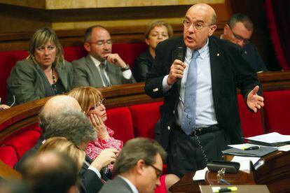 El consejero de Sanidad, Boi Ruiz, responde a una pregunta durante la sesión de control al gobierno catalán en el pleno del Parlament de Cataluña.