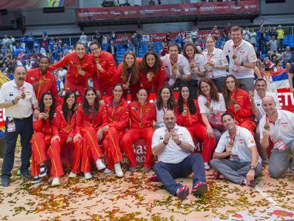 Las jugadoras y el cuerpo t&eacute;cnico posan con el bronce en el Eurobasket de Hungr&iacute;a.