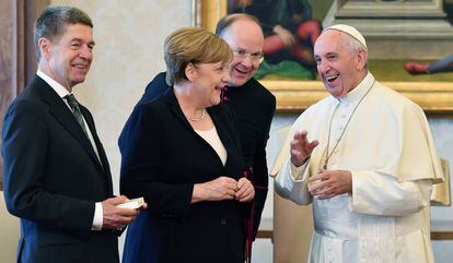 El papa Francisco r&iacute;e con la canciller alemana, Angela Merkel. 
