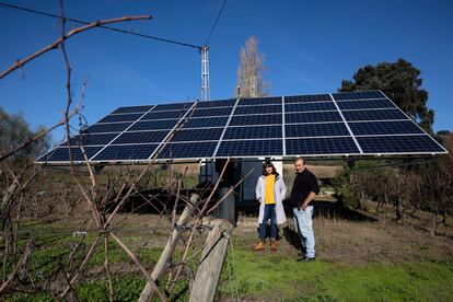 Federico Schatz, winemaker, and his partner Raquel Elia, from the Salvemos Campos y Montes Association, in front of a photovoltaic panel. 