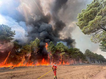 Trabajos de extinción en el incendio forestal en Monsagro en Morasverdes (Salamanca). Durante toda la noche, han trabajado 282 militares junto con las brigadas del MITECO en la defensa de la localidad salmantina de El Maíllo.