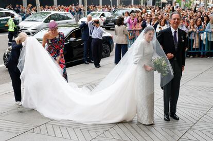 La novia, Teresa Urquijo, llega con su padre a la parroquia San Francisco de Borja de Madrid.