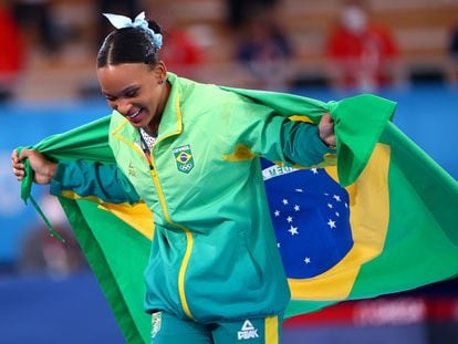 La gimnasta brasileña Rebeca Andrade festeja en los Juegos Olímpicos de Tokio.