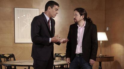 Pedro Sánchez y Pablo Iglesias durante su reunión el pasado 9 de julio en el Congreso de los Diputados.