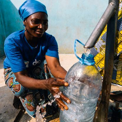 Mujeres extraen agua de una fuente segura en Chiépo, Costa de Marfil.