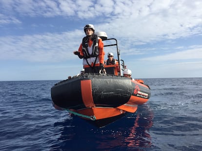 Julie Melichar, responsable de derechos humanos de la misión de MSF del 'Geo Barents', durante el salvamento.