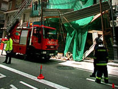 Varios bomberos, ayer, ante el edificio siniestrado.