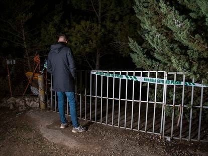 Verja de entrada precintada por la Guardia Civil en la finca donde se hallaron los restos de la pareja.