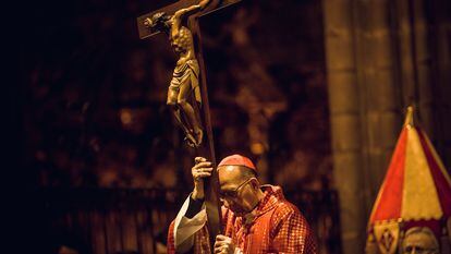 El cardenal Juan José Omella, presidente de los obispos cuando estalló el escándalo de pederastia, en una foto de archivo de una celebración de Semana Santa.