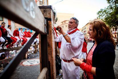 Los padres de Daniel Jimeno Romero brindan homenaje con un ramo de flores a su hijo fallecido hace 10 años en el poste 66 del tramo de Telefónica, antes del inicio del cuarto encierro de los Sanfermines 2019. 