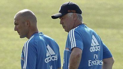 Carlo Ancelotti junto a Zidane, durante el primer entrenamiento de la temporada del Madrid en Valdebebas.