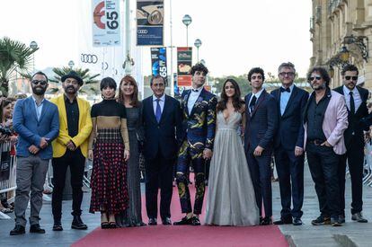 El equipo de 'La Llamada' durante su premiere en el Festival de San Sebastián.