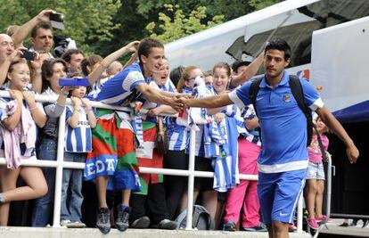 Carlos Vela, saludado por aficionados de la Real Sociedad.