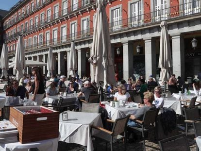 Turistas en la Plaza Mayor de Madrid.