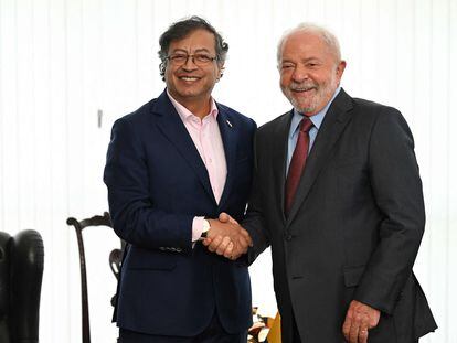 Los presidentes Gustavo Petro y Luiz Inácio Lula da Silva se dan la mano durante una reunión en Brasil.