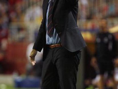 Pizzi da instrucciones durante el partido ante el Sevilla