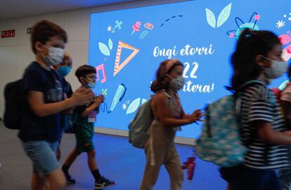 Los alumnos llegan al colegio en San Sebastián el primer día del curso 2021-2022.