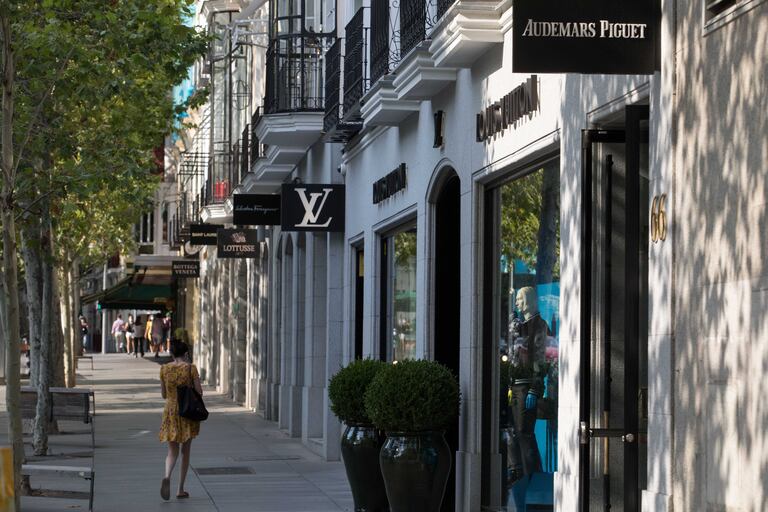 Poco ambiente de compras y locales cerrados en busca de nuevos inquilinos en la Calle Serrano, Madrid.