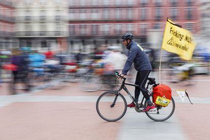 Uno de los ciclistas del pelot&oacute;n a su paso por Valladolid. 