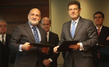 Francisco P&eacute;rez de los Cobos junto al ministro de Justicia, Rafael Catal&aacute;, en una foto de archivo.