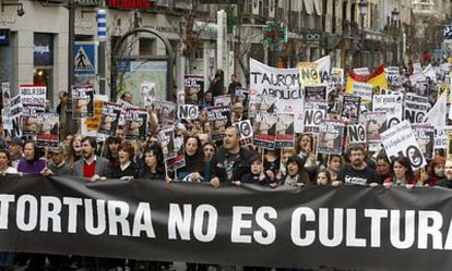 Más de mil personas se han manifestado esta mañana en el centro de Madrid para protestar contra la declaración de la fiesta taurina como Bien de Interés Cultural en la Comunidad.