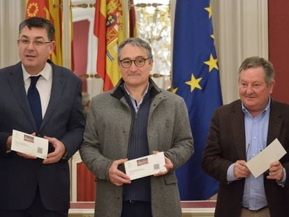 El síndic de Comptes, Vicent Cucarella, en el centro, entrega al presidente de las Cortes Valencianas, Enric Morera, a la izquierda, el informe de fiscalización de la Cuenta General de 2018 de la Generalitat.