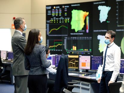 El Rey Felipe VI y a la Reina Letizia durante su visita a las instalaciones del Centro de Control de Electricidad en Madrid, este jueves.