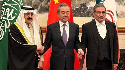 Desde la izquierda, el consejero saudí de Seguridad Nacional, Musaid Al Aiban, el jefe de la diplomacia china, Wang Yi, y el secretario del Consejo Supremo de Seguridad Nacional, Ali Shanjaní, tras la firma del acuerdo para reanudar las relaciones diplomáticas entre Irán y Arabia Saudí.