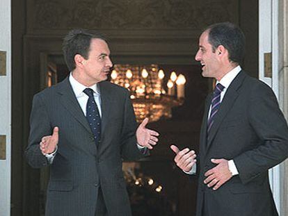 Francisco Camps conversa con el presidente del Gobierno en La Moncloa antes de la reunión.