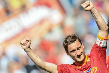 Francesco Totti celebra uno de sus goles ante el Cagliari.