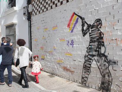 Una familia pasea por una calle de Trebujena, Cádiz.