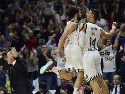 Sergio Llull y Gustavo Ayon celebran una canasta.