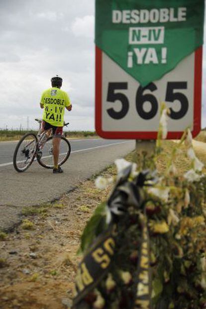 Un ciclista pasa por el kilómetro 565 de la N-IV, durante la protesta de este sábado.