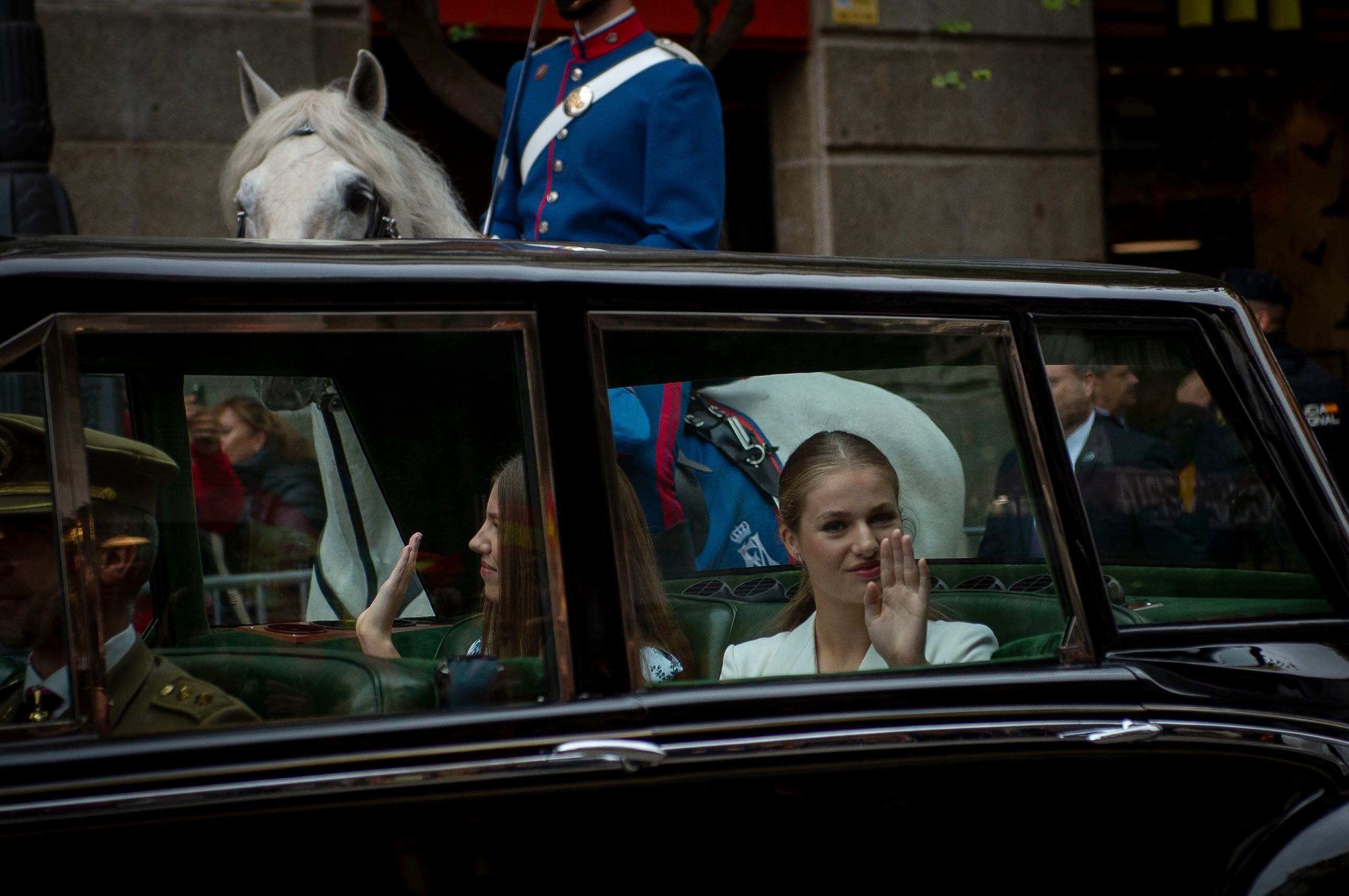 La princesa de Asturias saluda a su paso por la Puerta del Sol.